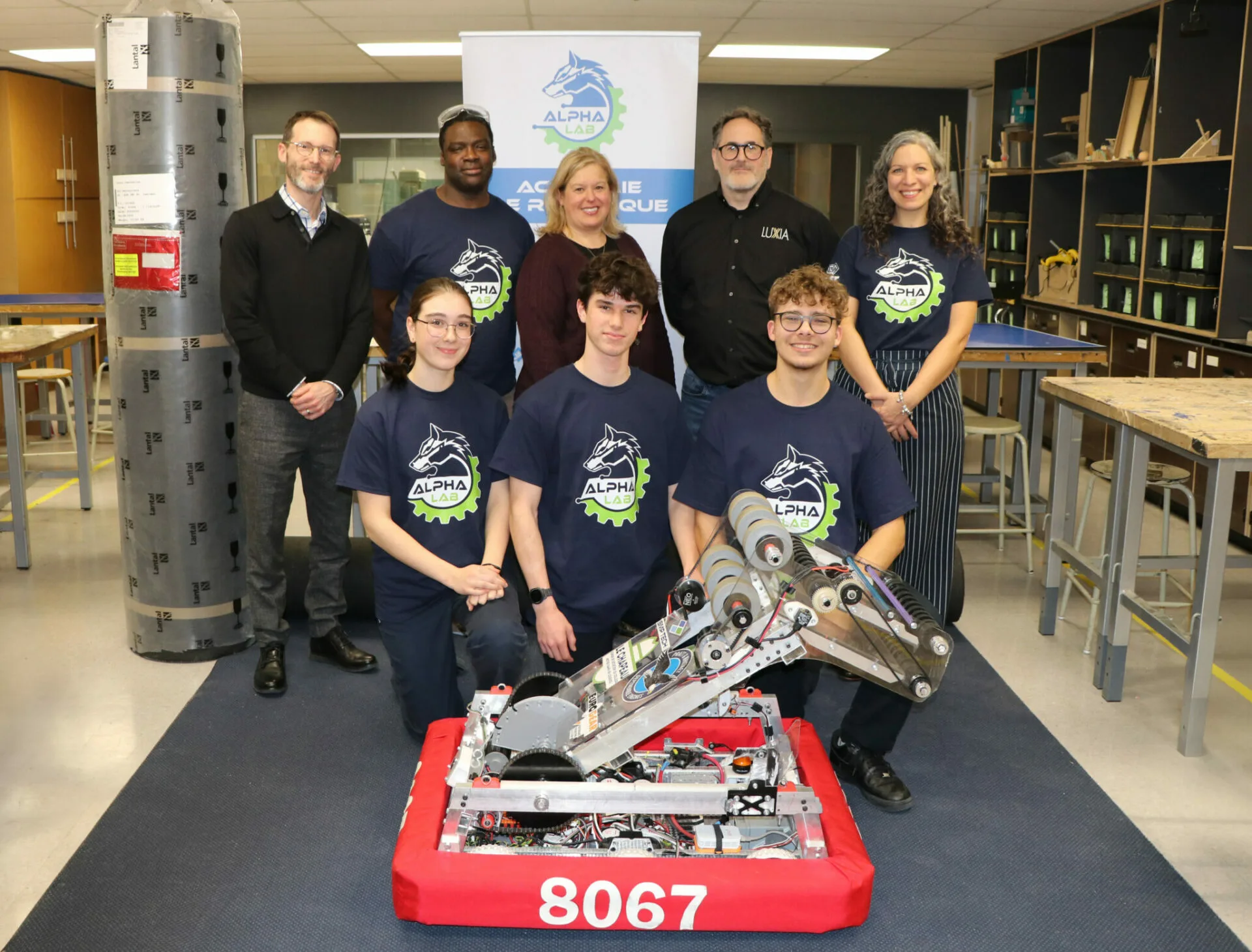 L’Académie de robotique Alpha Lab reçoit un important don de tapis de l’entreprise Luxia